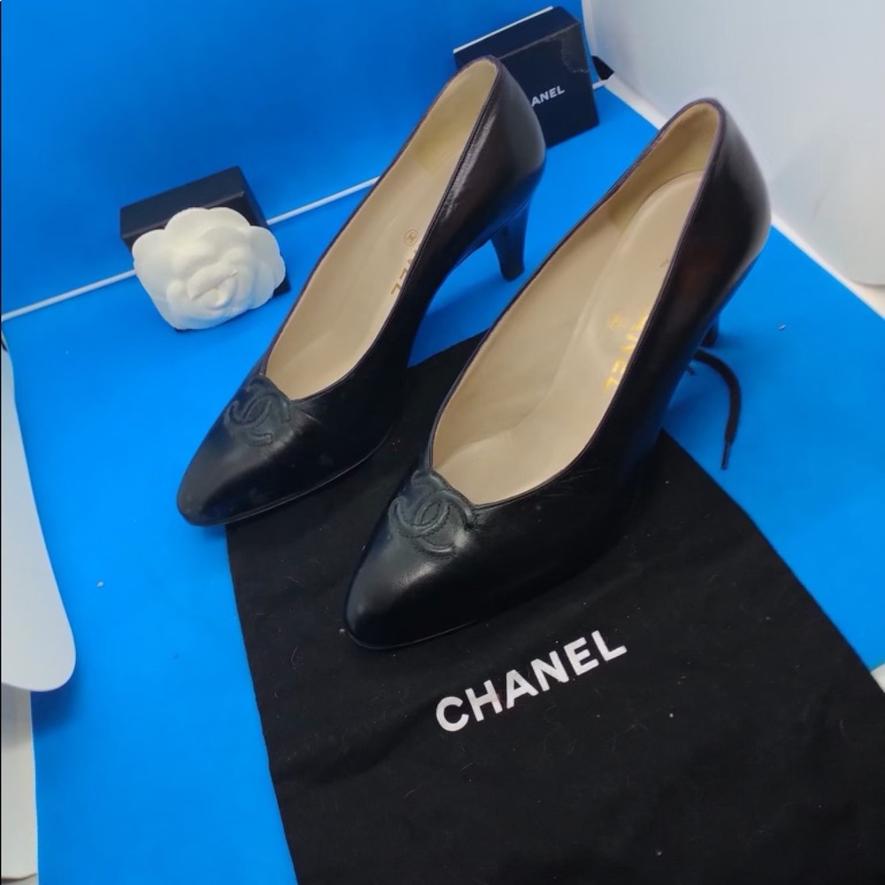 Chanel Rare Vintage Leather CC Adornment Black Pumps Sz 36 - Picture 2 of 6